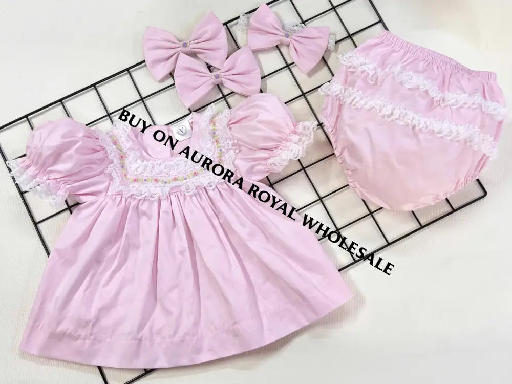 NEW👼DAKOTA PINK BABY HAND-EMBROIDERED DRESS KNICKERS & HAIR BOWS OUTFIT🎀🎀 Baby-Toddler Dresses