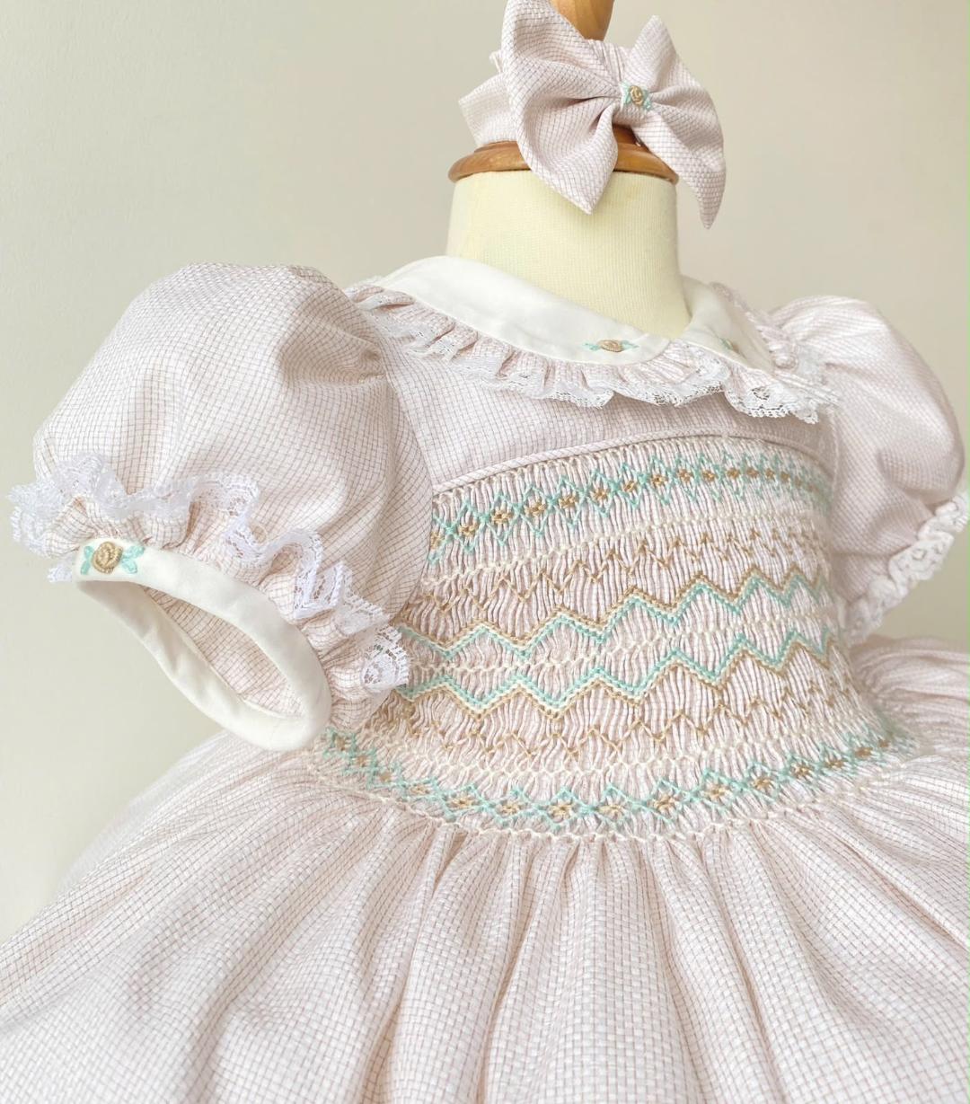 PRE-ORDER & GET IT NEXT WEEK‼️NEW SEASON🍁☀️PACK OF 6 SIZES! KELLY CREAM & MINT🍨HAND-SMOCKED🧵🪡DRESS & ACCESSORIES🎀